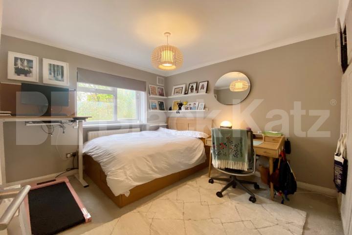 Contemporary and stylish two bedroomed in the heart of Brixton Arlington Lodge Brixton hill, Brixton